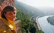 Annette Krause blickt von Schloss Zwingenberg auf den Neckar.