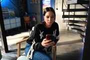 Charlotte "Charlie" (Shaolyn Fernandez) ringt damit, ob sie bereit ist, ihren Verlust zu verarbeiten.