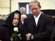Am Grab des Ehemanns und Vaters: Hermine Stickler (Christine Ostermayer) mit ihrem Sohn Thomas (Harald Krassnitzer).