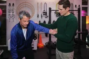 Benedikt (Jens Hajek, l.) erlebt dank Ringos (Timothy Boldt) Hilfe ein erstes Erfolgserlebnis.   +++ Die Verwendung des sendungsbezogenen Materials ist nur mit dem Hinweis und Verlinkung auf RTL+ gestattet. +++