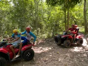 Salvador da Bahia in Brasilien. Ausflug ins Landesinnere in den Dschungel mit Quads mit Christine und Christian. Am Treffpunkt bekommen sie eine Einweisung. Christian dreht zur Sicherheit erstmal eine Proberunde bevor die Tour losgeht. Nach gut einer eineinhalb Stunden Fahrt durch den Wald, legen die beiden eine Rast am Fluss Pojuca ein, der an dieser Stelle aber eher wie ein See aussieht.