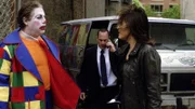 Die beiden Detectives Stabler (Christopher Meloni, M) und Benson (Mariska Hargitay) glauben, den Täter gefunden zu haben. Doch bei der Überprüfung stellt sich heraus, dass das Auto des Clowns Gary (Tom Alan Robbins) längst stillgelegt wurde und nicht mehr gefahren werden kann. Der wahre Täter hat den Wagen und dessen Bemalung offenbar kopiert.
