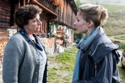 Lisbeth (Monika Baumgartner, l.) und Susanne (Natalie O'Hara, r.) fühlen sich unbeobachtet, doch im Hintergrund muss Hans (Heiko Ruprecht, M.) eine erschreckende Wahrheit erfahren.