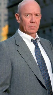 Captain Donald Cragen (Dann Florek), 4. Staffel