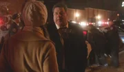 Ein Cop wird erschossen. Angeblich von dem Mann, den Erin (Bridget Moynahan, l.) und Anthony (Steve Schirripa, r.) gerade freigelassen haben. Müssen sie jetzt die Verantwortung für den Tod eines Polizisten übernehmen?