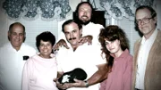 Michelle Knapp (Zweite von rechts) mit ihrer Familie, zusammen mit den ursprünglichen Käufern des Peekskill-Meteoriten: Dr. Jim Schwade (ganz rechts), Marlin Cilz (Mitte), und Ray Meyer (Mitte hinten).