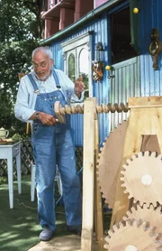 Mit seiner genialen Zahnradkonstruktion schafft es Peter (Peter Lustig) seinen gesamten Bauwagen auf einer Plattform immer dem Sonnenlicht entgegen zu drehen.  (Ukulele)
