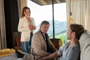 Nach seinen Ausfallerscheinungen untersucht Dr. Martin Gruber (Hans Sigl, M.) Jan Seidl (Max Woelky, r.) und ahnt, dass sein Patient ihm und Ina Lechner (Maria Simon, l.) etwas verheimlicht.