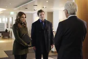 Ein Mann, der Castle (Nathan Fillion, M.) kein Unbekannter ist, stellt sich ihnen als Anderson Cross (James Brolin, r.) vor. Auch Kate (Stana Katic, l.) ist sich sicher, dem Mann schon einmal begegnet zu sein, was der jedoch abstreitet ...