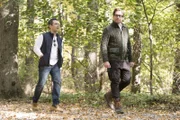 Bull (Michael Weatherly, r.) und Benny (Freddy Rodriguez, l.) sind nicht, wie ursprünglich vereinbart, zu Angeln nach Kavanagh gereist, sondern, um einen jungen Mann zu unterstützen, der wegen Brandstiftung vor Gericht steht. Denn im Gegensatz zu allen anderen Bewohnern ist Bull von Peters Unschuld überzeugt ...