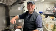 Odo´s Frikadellen sind beliebt. Er nennt sie „Knast-Pralinen“. Das Fleisch bekommt er von einem befreundeten Landschlachter. Jeden Morgen fährt Odo von seinem Wohnort Bienenbüttel in den Hamburger Hafen, um vorwiegend Lkw-Fahrer und Hafenarbeiter mit Essen zu versorgen.
