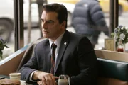 Detective Mike Logan (Chris Noth) zieht sich in ein Café zurück. Hier kann er in aller Ruhe die Fakten durchgehen, ohne dass einer seiner Kollegen vom Major Case Squad stört!