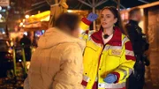Rettungssanitäterin Sina Jarosz kümmert sich in Frankfurt um einen jungen Mann, der Pfefferspray in die Augen bekommen hat