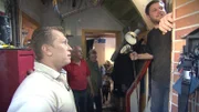Gemeinsam mit Eric (re.) versucht Trödelexperte Otto Schulte (li.) Ordnung in das Chaos zu bringen.