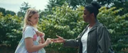 Obwohl Lola Bouvier es geschafft hat, die Kapitänin ihrer Mannschaft Acid Cyprine zu überreden, möchte Lola ihr nicht die Hand geben.