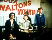 Ben Walton (Eric Scott, r.) hat einen "Verein zur Förderung von Waltons Mountain" gegründet. Corabeth Godsey (Ronnie Claire Edwards, l.) und ihr Mann Ike (Joe Conley, M.) stehen ihm dabei zur Seite.