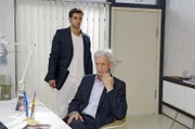 Jonas (Roy Peter Link, l.) stellt seinen Vater (Mathieu Carrière, r.) zur Rede ...