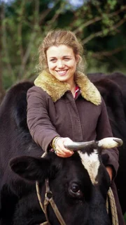 Tess (Bridie Carter) vermutet, dass eine Seuche das Kälbersterben ausgelöst hat.
