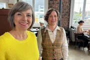 Annette Krause (links) mit Besitzerin Sandra Hellmuth im Café Eisvogel in Nehren.