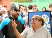 Charlie Kelly (Charlie Day, l.); Frank Reynolds (Danny DeVito, r.)