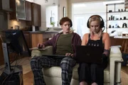 Nicky (Will Merrick) versucht Meg (Alexa Davies) zu trösten, nachdem mit ihr Schluss gemacht wurde.