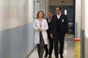 Kann es sein, dass Troy Dickerson durch Hypnose zum Mörder wurde? Das müssen (v.l.n.r.) Dr. Amy Levin (Meryl Jones Williams), Benny (Freddy Rodriguez) und Bull (Michael Weatherly) nun herausfinden ...