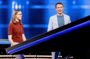 Moderator Alexander Bommes (r.) mit der Kandidatin Jule Meinberg (l.).