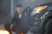 Officer Nolan (Nathan Fillion) gerät in Lebensgefahr, als neben ihm ein Geldtransporter explodiert und es zu einem Schusswechsel kommt.