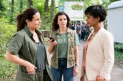 Zoodirektorin Amal Bekele  (Dennenesch Zoudé, r.) hat die Belegschaft informiert, dass sie die Achterbahn nicht bauen wird. Tierärztin Dr. Susanne Mertens (Elisabeth Lanz, l.) und ihre Kollegin Karoline (Maxine Kazis, M.) freuen sich über diese mutige Entscheidung.