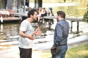 Fahri (l.) hat eine Idee, wie Christian (r.) seine Flaute im Bett mit Emily wieder gut machen kann: Ein Antrag ...