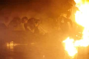 Die überlebenden Passagiere rennen um ihr Leben, als der Singapore Airlines Flug 006 beim Start vom Taipeh Chiang Kai-Shek International Airport während eines heftigen Taifuns auf eine Baustelle prallt und abstürzt. Von den 179 Menschen an Bord des Flugzeugs kommen 83 ums Leben. Die meisten Überlebenden saßen im hinteren Teil des Flugzeugs, das nach der Kollision in drei Teile zerbrach und in Flammen aufging.