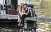 Emily (r.) lässt sich von Pheline (l.) trösten, als sie von Christian bitter enttäuscht wird. Währenddessen plant der, ihr einen Antrag zu machen. Blöd nur, dass sich der sündhaft teure Ring plötzlich in Muriel befindet ...