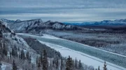 Der Yukon mit Eisschollen am Eagle Rock in der Nähe von Carmacks.