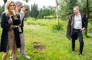 Erik (Sven Waasner, r., mit Tanja Lanäus, l. und Pablo Sprungala, M.) kommt als Fotomodel nicht zurecht und bricht die Session ab.