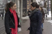 Maggie Vera (Sarah Jeffery, l.); Mel Vera (Melonie Diaz, r.)