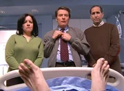 Hal (Bryan Cranston, M.) besucht gemeinsam mit Nick (Steve Sheridan, r.) und Tracy (Michele Spears, r.) seine Nachbarin, über deren Tod er entscheiden soll. Doch als es dann soweit ist, wird klar, dass er dazu nicht in der Lage ist ... Hal (Bryan Cranston, M.) besucht gemeinsam mit Nick (Steve Sheridan, r.) und Tracy (Michele Spears, r.) seine Nachbarin, über deren Tod er entscheiden soll. Doch als es dann soweit ist, wird klar, dass er dazu nicht in der Lage ist ...