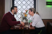Ferhat (Mehmet Kucak) und Ute (Isabell Hertel) kommen sich beim Spielen näher.
