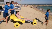 Am Strandabschnitt „Nova Icaria“ ermöglicht ein junges Team Menschen mit Beeinträchtigung das Badevergnügen im Mittelmeer – mit ganz viel Herzblut.