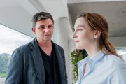 Dr. Martin Gruber wirbt bei Nicole Jenninger um Verständnis für Saskia Diekhaus und hofft, dass sie bereit ist, zu helfen.