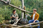 Tierärztin Dr. Susanne Mertens (Elisabeth Lanz, l.) mit ihrem Sohn Jonas (Lennart Betzgen, r.) bei den Lemuren. Jonas kennt diesen Ort seit seiner Kindheit. Er sagt seiner Mutter, dass er nun vor Gericht ziehen möchte, um das Umgangsrecht für die Zwillinge zu bekommen, um die er sich fast drei Jahre gekümmert hat.