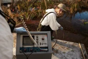 Am 11. Mai 1996 stürzt der Valujet-Flug 592 kurz nach dem Start vom Miami International Airport mit 110 Passagieren und Besatzungsmitgliedern an Bord in die Florida Everglades. Die Ermittler müssen die beiden Black Boxes der DC-9 ausfindig machen, um herauszufinden, was den verheerenden Brand an Bord verursacht hat, der das Flugzeug innerhalb weniger Minuten zum Absturz brachte. Doch der dichte Sumpf in den Florida Everglades macht es schwierig, überhaupt Wrackteile zu finden. Navy-Taucher werden hinzugezogen, um mit Hilfe von Sonargeräten die Boxen zu orten, die mit "Pingern" ausgestattet sind, die ein Funksignal aussenden. Die hochentwickelte Technologie ist jedoch nicht in der Lage, das Signal im dichten Schlamm und Sägegras der Everglades zu orten.