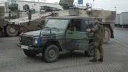 The Voluntary Fire Brigade Börßum is practicing the rescue of trapped truck drivers. For this purpose, boss Uwe Frobart has put two vehicles ready for scrap in the yard, on which colleagues can practice in an emergency.