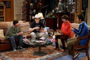 Während Sheldon (Jim Parsons, 2.v.l.) mit seinen Freunden Raj (Kunal Nayyar, r.), Leonard (Johnny Galecki, l.) und Howard (Simon Helberg, 2.v.r.) Karten spielt, ist Amy bei einem Date mit Stuart. Anfangs war es ihm noch egal, doch nach und nach wird ihm klar, dass die Sache an ihm nagt ...