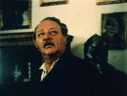 Meister Eder (Gustl Bayrhammer) erhält einen ehrenvollen Auftrag: Die Truhe der Frau Gräfin soll repariert werden.