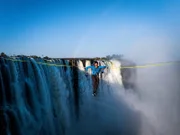 "Terra X"-Moderator Uli Kunz an den Viktoriafällen. Mit einer maximalen Fallhöhe von 108 Meter sind sie einer der größten Wasserfälle der Welt.
