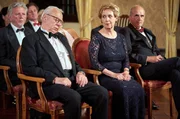 Heidrun (Verena Plangger, 2.v.r.) muss mitansehen wie Günter (Peter Lerchbaumer, l. mit Komparsen) vor Otto von Suhr (Karl Knaup, r.) einschläft.