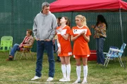 Mike (Neil Flynn, l.) muss feststellen, dass Sue (Eden Sher, m.) und Danica (Katie Gill, r.) nicht nur Fußball im Kopf haben.