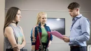 Susann (Emilia von Heiseler, l.) führt Jenny (Birte Hanusrichter) zu Rafael (Geritt Klein).