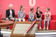 Tierärztin Dr. Susanne Mertens (Elisabeth Lanz, l.) mit ihrem Sohn Jonas  (Lennart Betzgen, r.) bei den Lemuren. Jonas kennt diesen Ort seit seiner Kindheit. Er sagt seiner Mutter, dass er nun vor Gericht ziehen möchte, um das Umgangsrecht für die Zwillinge zu bekommen, um die er sich fast drei Jahre gekümmert hat.