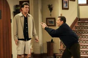 Alan (Jon Cryer, r.) macht sich einen Spaß mit Charlie (Charlie Sheen, l.), worüber der ganz und gar nicht begeistert ist ...
